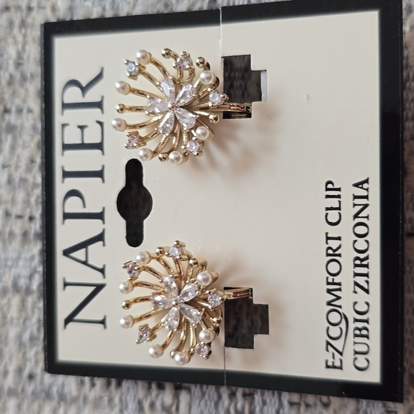 NAPIER BRAND WOMENS FASHION JEWELRY CLIP-ON EARRINGS BUNDLE - Picture 3 of 8